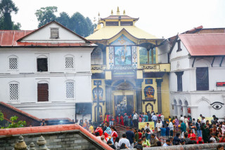 साउने संक्रान्तिका अवसरमा पशुपतिनाथमा दर्शनार्थीको घुइँचो
