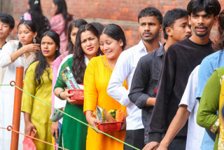 साउनको पहिलो सोमबार, पशुपतिनाथमा बिहानैदेखि भक्तजनको घुइँचो (तस्बिरसहित)