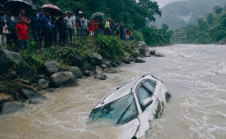 सुनकोशीमा खसेको कारमा सवार चार जनाको पहिचान, बस चालक नियन्त्रणमा
