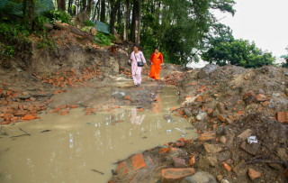 भत्काइएको पर्खालले सर्वसाधारणलाई सास्ती (तस्बिरसहित)