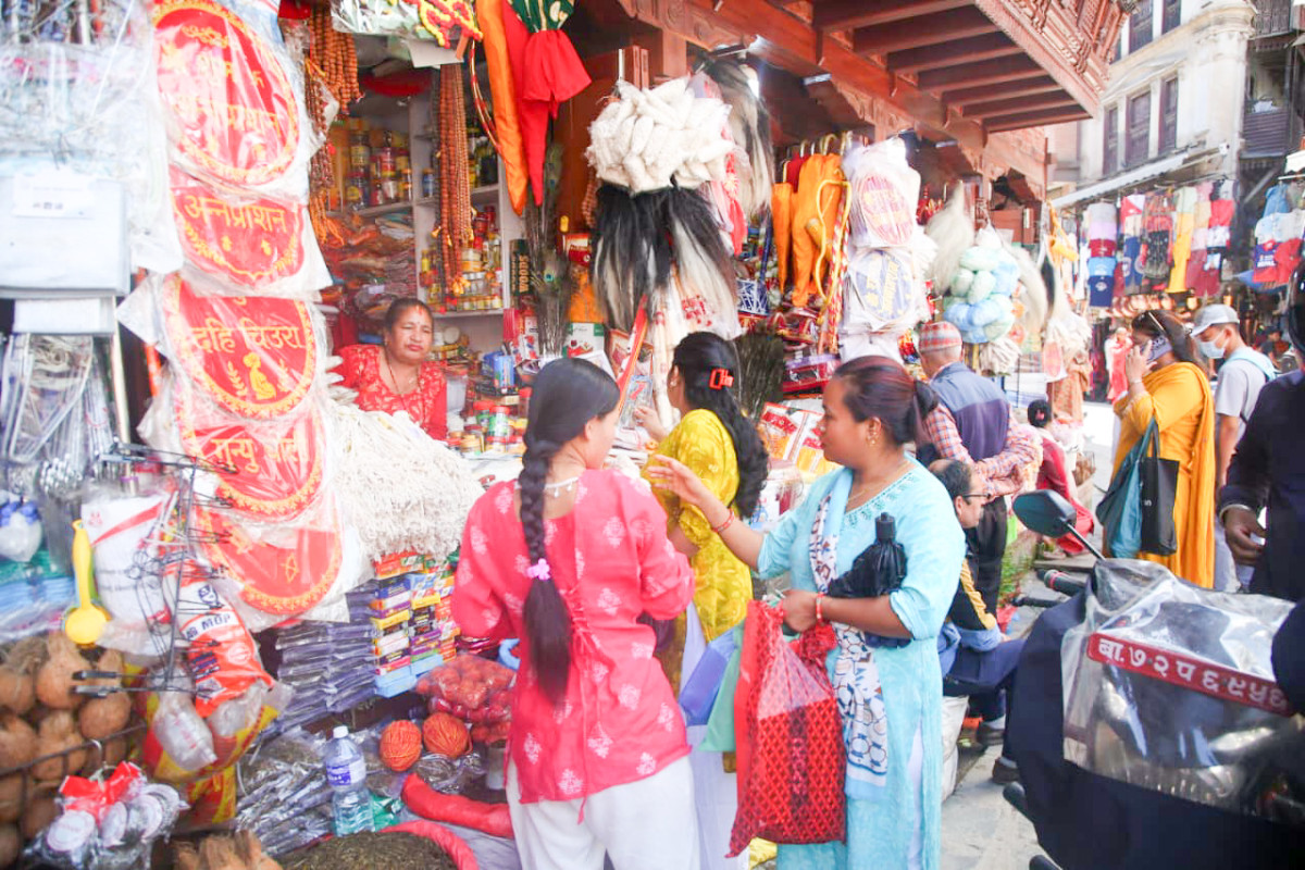 जनैपूर्णिमाका लागि बजारमा सजिँदै जनै (तस्विरहरू)