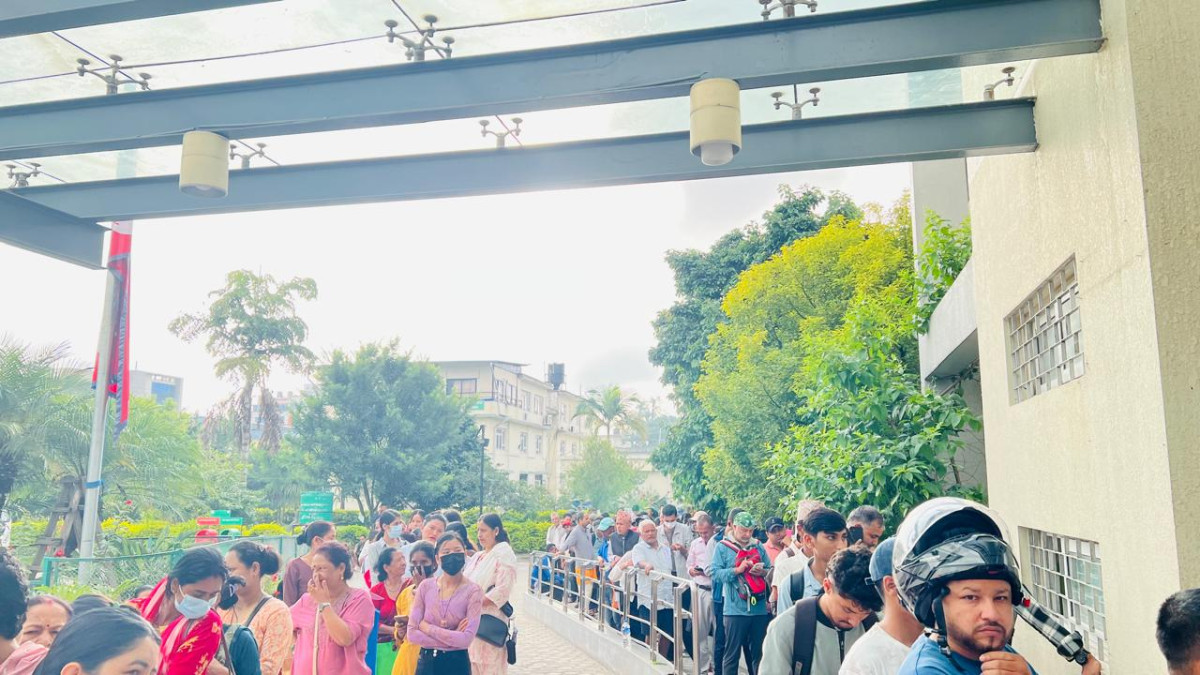 सिभिल अस्पतालमा बिहानैदेखि बिरामीको लामो लाइन (तस्बिरसहित)