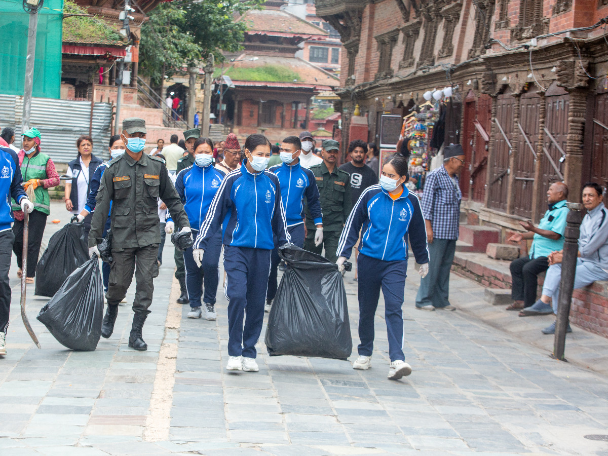 वार्षिकोत्सवको अवसरमा महानगर प्रहरीद्वारा बसन्तपुरमा विशेष सरसफाइ (तस्बिसहित)