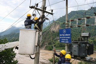 नुवाकोटका बाढी प्रभावित क्षेत्रमा वैकल्पिक लाइनमार्फत विद्युत् सेवा सुचारु
