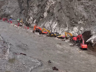 पहिरोपछि जिरोङ नाका जोड्ने सडक खुलाउन चीनको तीव्र उद्धार अभियान