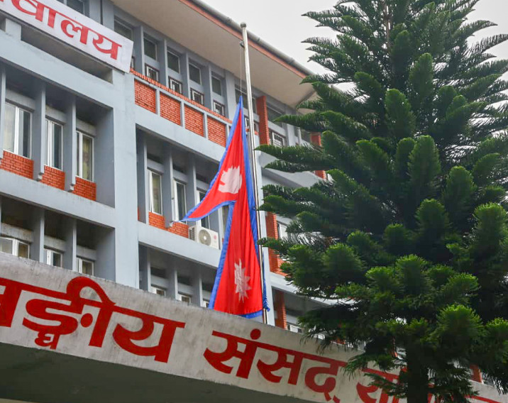 भोटेकोशी बाढीमा ज्यान गुमाएकाको सम्मानमा राष्ट्रिय झण्डा आधा झुकाइयो (फोटोसहित)