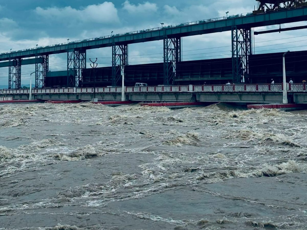 सप्तकोशीमा दुई लाख क्युसेक नाघ्यो पानीको बहाव, कोशी ब्यारेजका २४ ढोका खोलिए